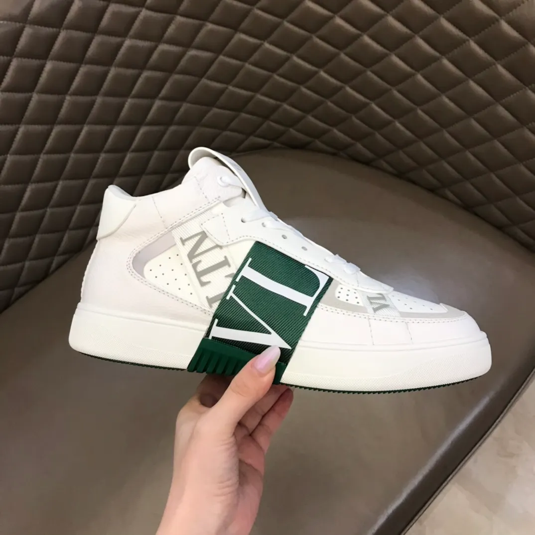 P460◾️▫️V L7N high-top calfskin lace-up sneakers. No man should be able to refuse this style. The classic color scheme is so handsome! Purchase a high-precision replica of the original version to instantly sell off the market currency! 6 VLTN logo rubber effect straps - Valentino Garavani Logo printed on the back and tongue, all materials are customized to ensure quality!  Size: Male 38-44 (45.46 customized)